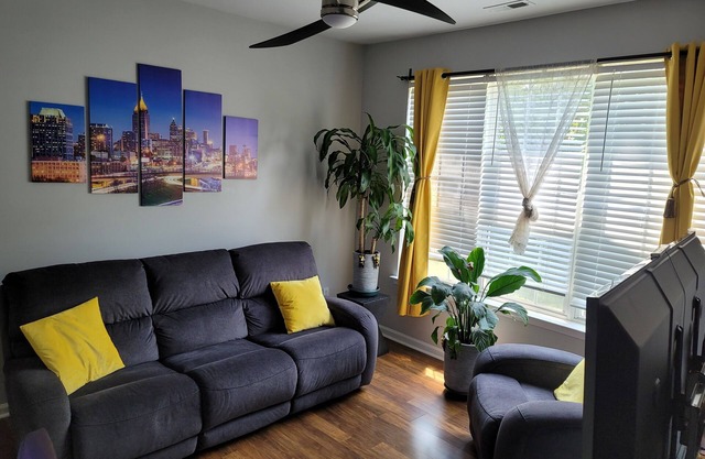 minutes from downtown 3br stylishhome-free parking