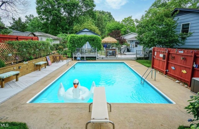 Minutes from Downtown, Private pool, Lvl 2 EV, Fire Pit, 3 King, 1 Queen,