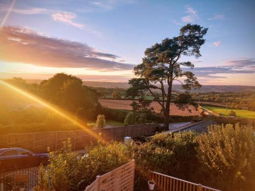 Minutes from Lyme Regis Self-Catering Suite with Stunning Countryside Views & Double Bath