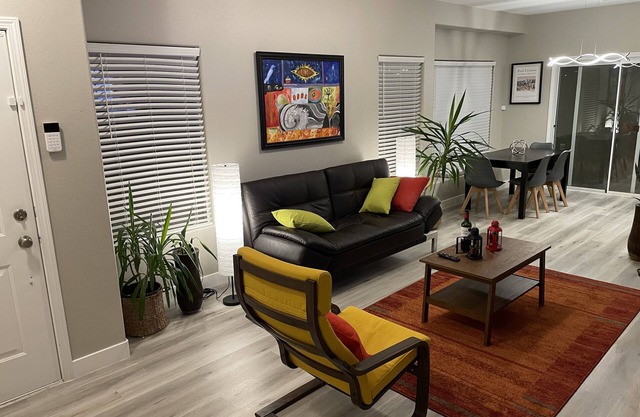 Minutes from the Strip in a quiet neighborhood, newly renovated,fully equipped!