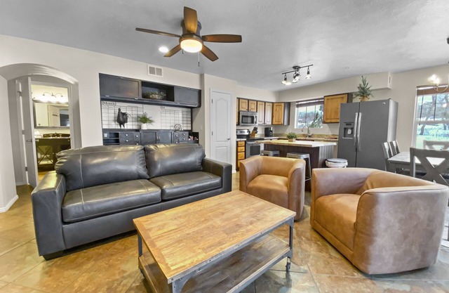 Minutes to Deer Valley Resort-Shared Hot Tub Pool! Year Round Park City Fun!