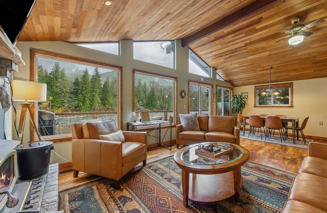 Miracle Mountain Lodge: 2 bedroom riverfront w/hot tub, mountain view, WIFI, fireplace