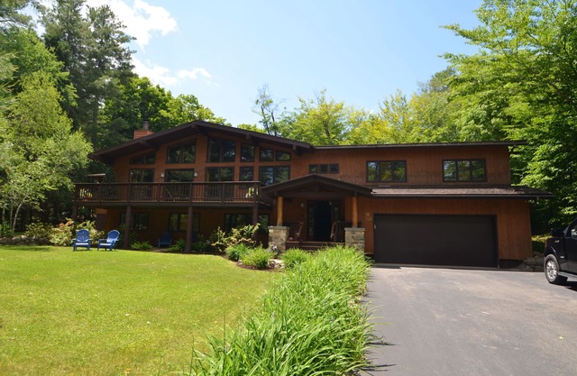 Mirror Lake's 'Adirondack Azure Lodge' WITH PRIVATE BEACH RIGHTS ON MIRROR LAKE