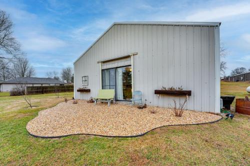 Missouri Couples Retreat Shouse with Patio, Yard