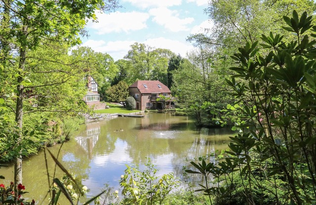 MISWELLS COTTAGES - LAKE VIEW, family friendly in Turners Hill