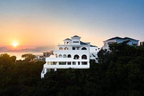 Miyue Shenzhen Blue and White Holy Island Cliff Pool Hotel