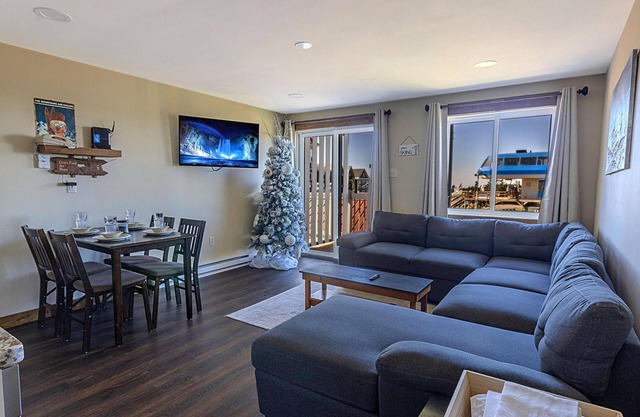 ML 230: Wonderful lift views await you in this renovated summer oasis!