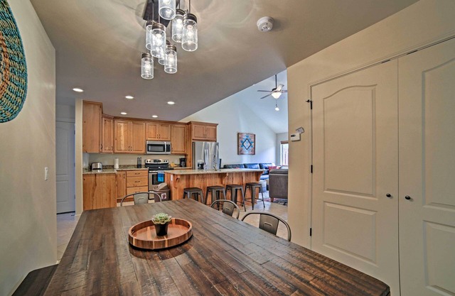Moab Townhome w/Hot Tub & Patio - Near Arches