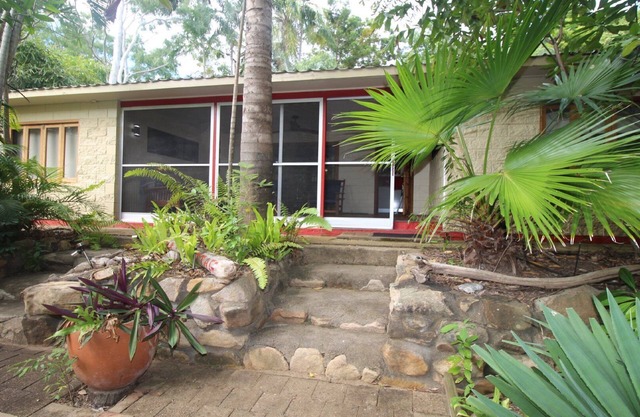 Moana Cottage, stroll to Horseshoe Bay beachfront