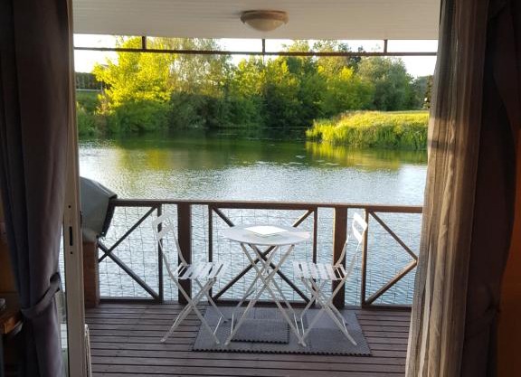 Mobil-home flottant SEURRE vue panoramique sur l'eau jacuzzi privé en option