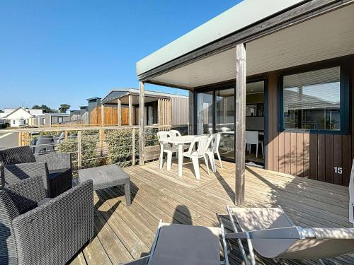 Mobil-home Grand Confort à 200m plage, camping avec piscine, terrasse, WiFi inclus - 4 pers. - FR-1-361A-37