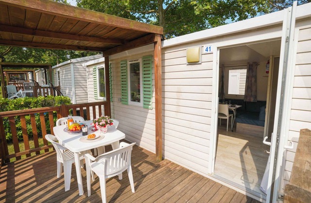 Mobilehome with air conditioning, terrace and pool