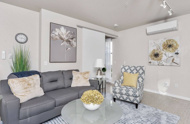 Modern 1-Bd Apartment#Desk#Fast WiFi#Walk to Uptown#Keurig+Coffee#Roku TV