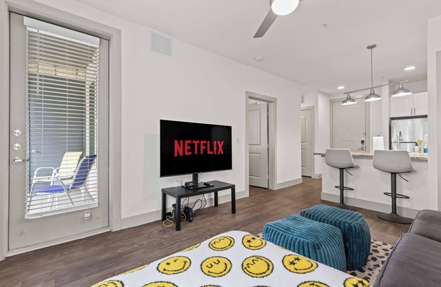 Modern 1-Bed, 1 Bath Apartment w/King Bed, WiFi, 24-Hour Gym & Reserved Parking