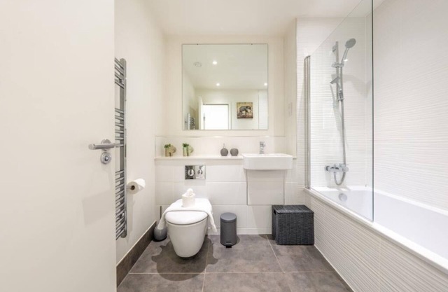 Modern 1 Bedroom Apartment center of Bedford