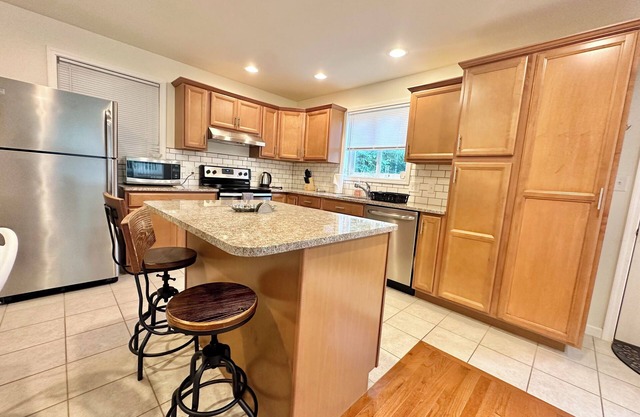 Modern 1-bedroom apartment in amazing Danville with garage, AC, WiFi