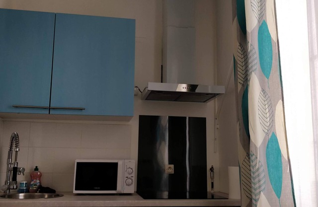 Modern 1 bedroom apartment near the metro.