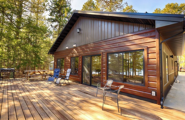 Modern 1-bedroom, with AC, fitness room,n &indoor basketball hoop in Side Lake.