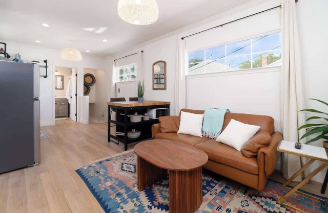 Modern 1-BR Apartment Close to Downtown Vibes