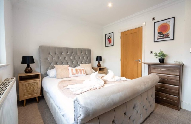Modern 10BR Retreat w/Wifi, Washer, Backyard and Sleeps 16+ near HS2, NEC & BHX