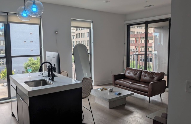 MODERN 1bedroom apartment in Cincinnati with WiFi, fitness room and a pool!