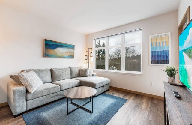 Modern 1BR 1BA+Den!| Redmond| Fit for Long Stays-4