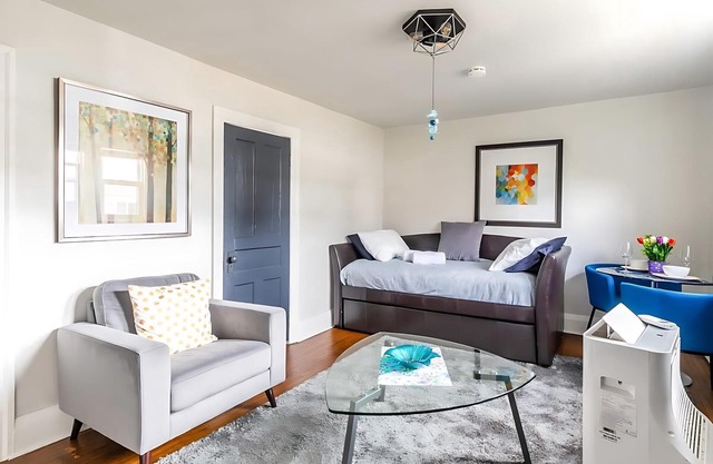 Modern 1BR Apartment - James South