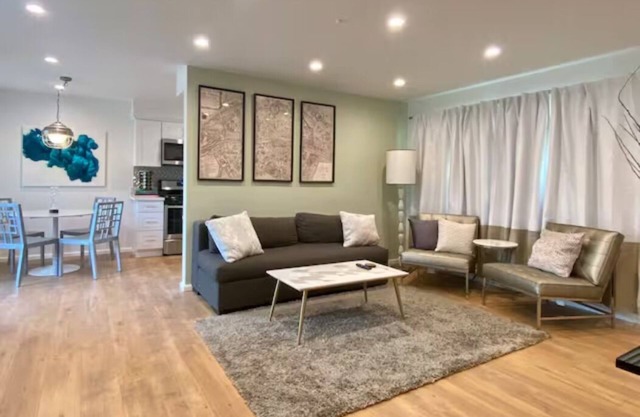 Modern 2/2 Glendale Condo, Parking, Washer/Dryer
