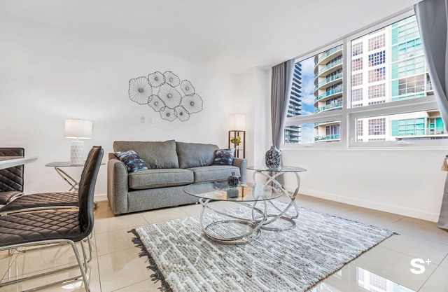 Modern 2-BDCondo in Midtown Miami | Pool & Gym