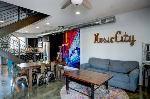 Modern 2 BDR Townhome Minutes from Downtown