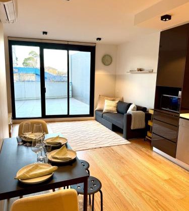 Modern 2 Bed 2 Bath Apartment with Parking opposite Westfield Doncaster