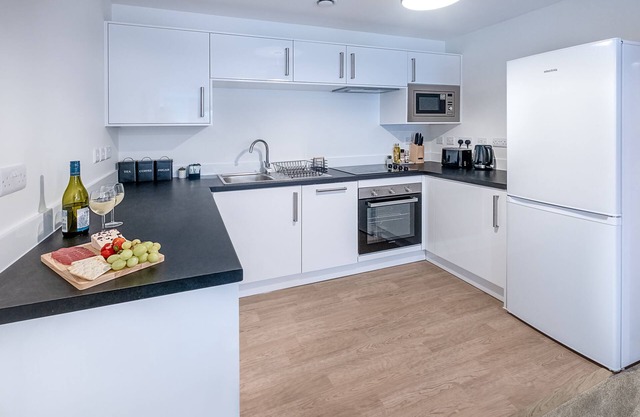 Modern 2-bed 2-bath Luton Town Centre - Free Parking/Wi-Fi