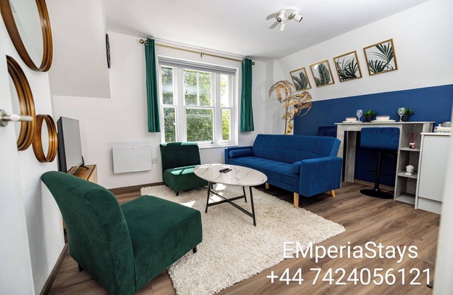 Modern 2-Bed Apartment - Near Train and Town - Parking Available