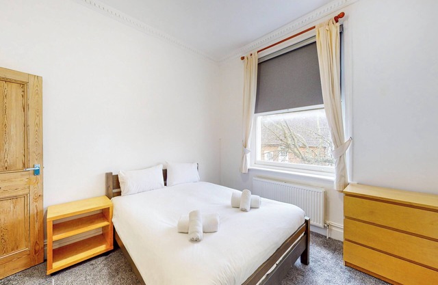 Modern 2 Bed APT-7 Minutes From The Thames River