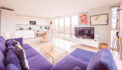 Modern 2 Bed Flat in Battersea Close to Transport