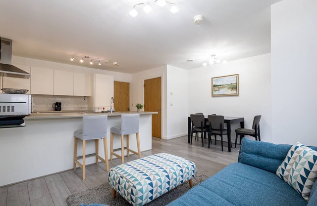 Modern 2 Bed Home with Free Parking & Garden in Manchester