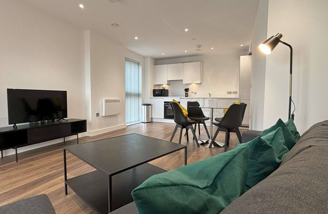 Modern 2 bed with parking - Nr Ascot