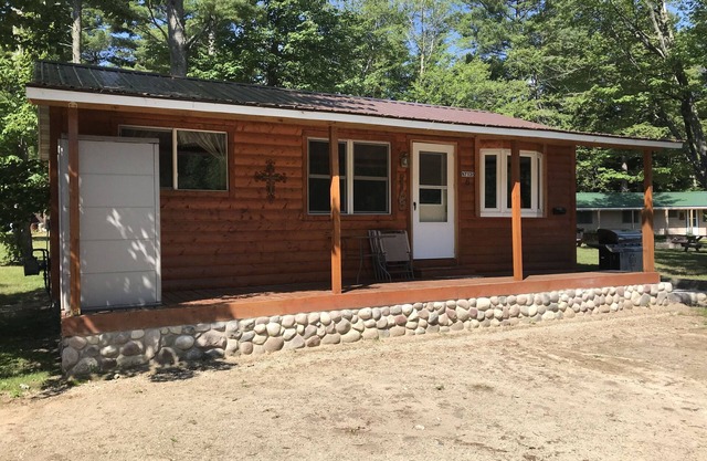 Modern 2 Bedroom 1 Bath Just Steps From The Au Train River