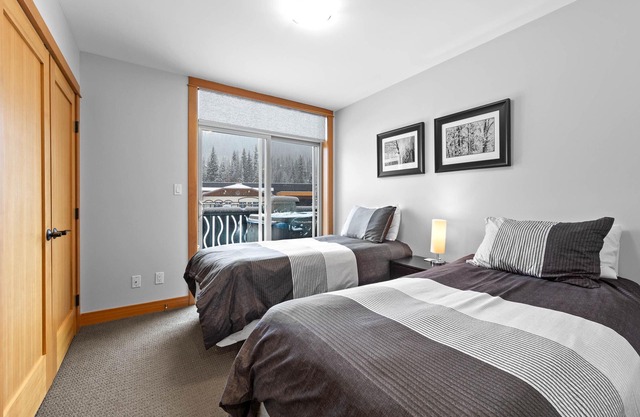 Modern 2 bedroom apartment in village centre