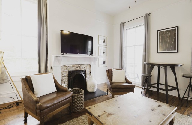 Modern 2-Bedroom Apartment in Victorian District ★ Prime Location ★ Near Forsyth