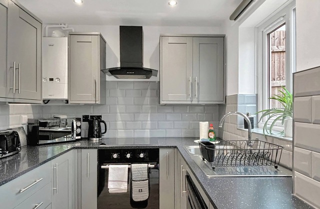 Modern 2 Bedroom Home in Quiet Cul-de-Sac – Close to Town with Garden & Driveway
