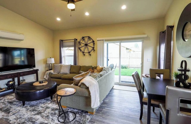 Modern 2 Bedroom Home Outdoor Patio & Fenced Yard