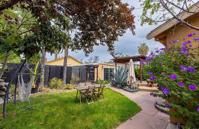 Modern 2 Bedroom House With Botanic Organic Garden, Deck and Backyard