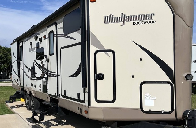 Modern 2 bedroom RV Retreat with Pool Access
