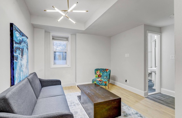 Modern 2 Bedroom Unit in Dupont walk to White House!