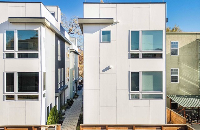 Modern 2024-Built Townhome | Near Hospitals & DT