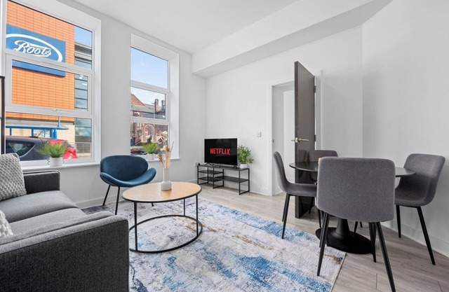 Modern 2B City Apartment - Wheelchair Accessible