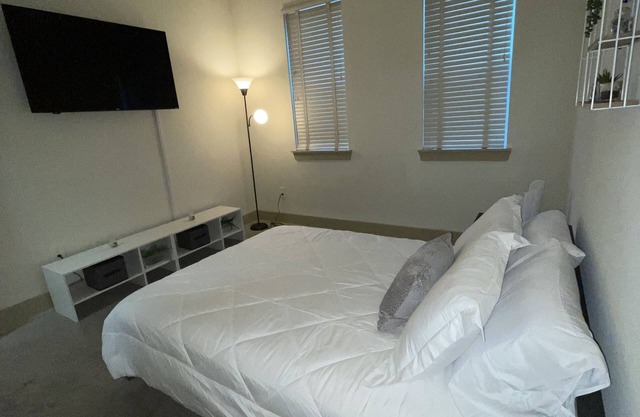 Modern 2bd/2bath spacious Loft, in the heart of Midtown and Atlanta nightlife!