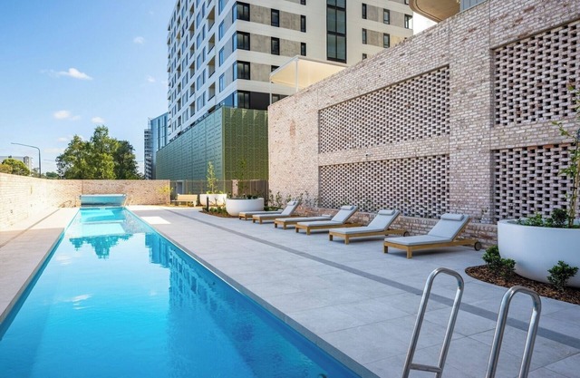 Modern 2BDR Apt in Phillip Gym | Pool | Parking