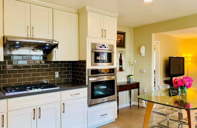 Modern 2Bed/1Bath bungalow style suite in Willow Glen